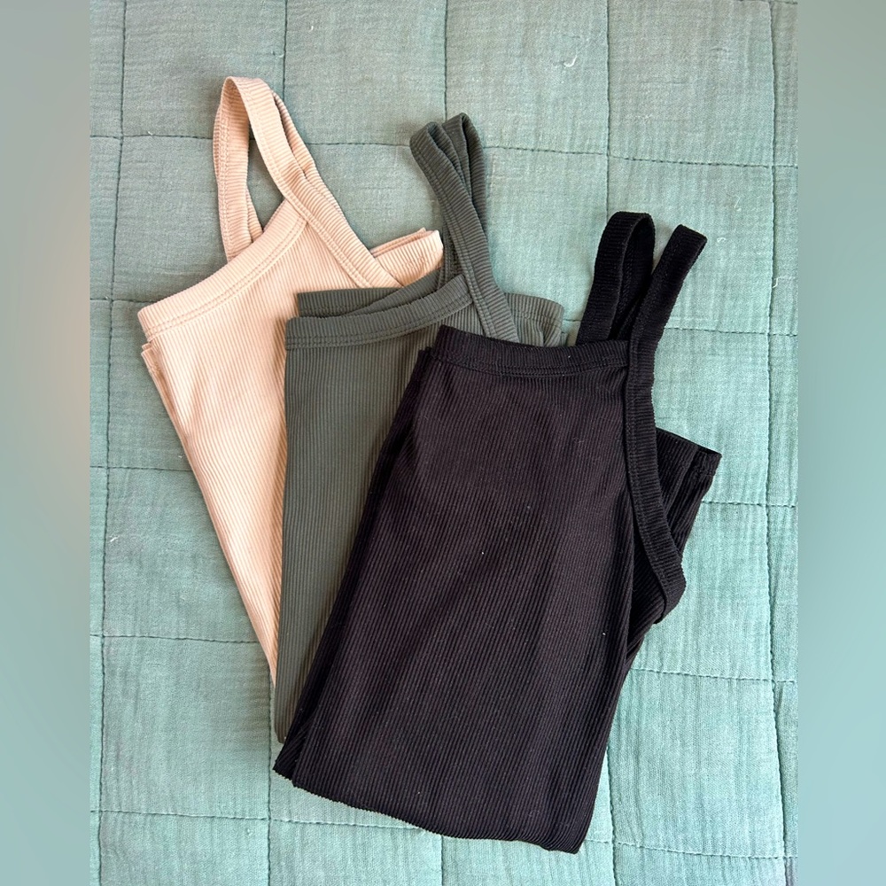 Basic tank top Buttery material, soft and stretchy. Green/black/cream